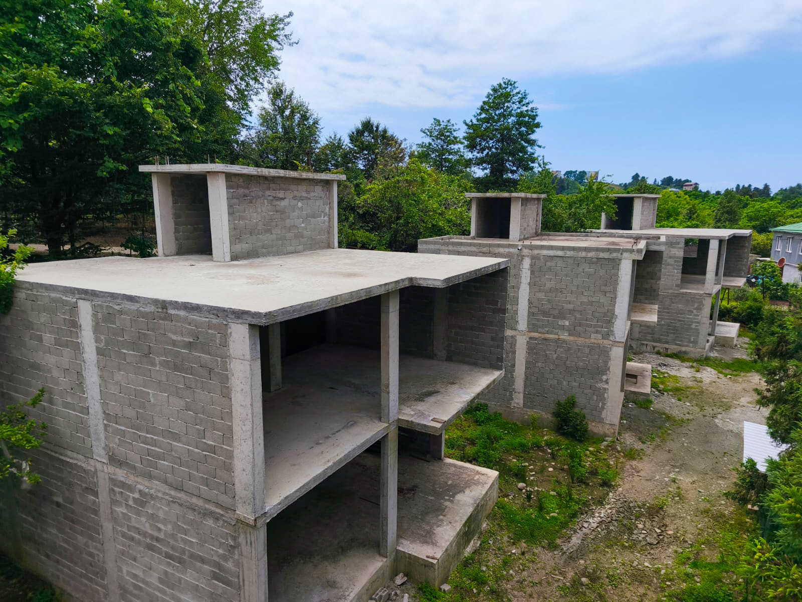 Budowa Mtirala Park Villas - materiały i technologie budowlane wyższej klasy