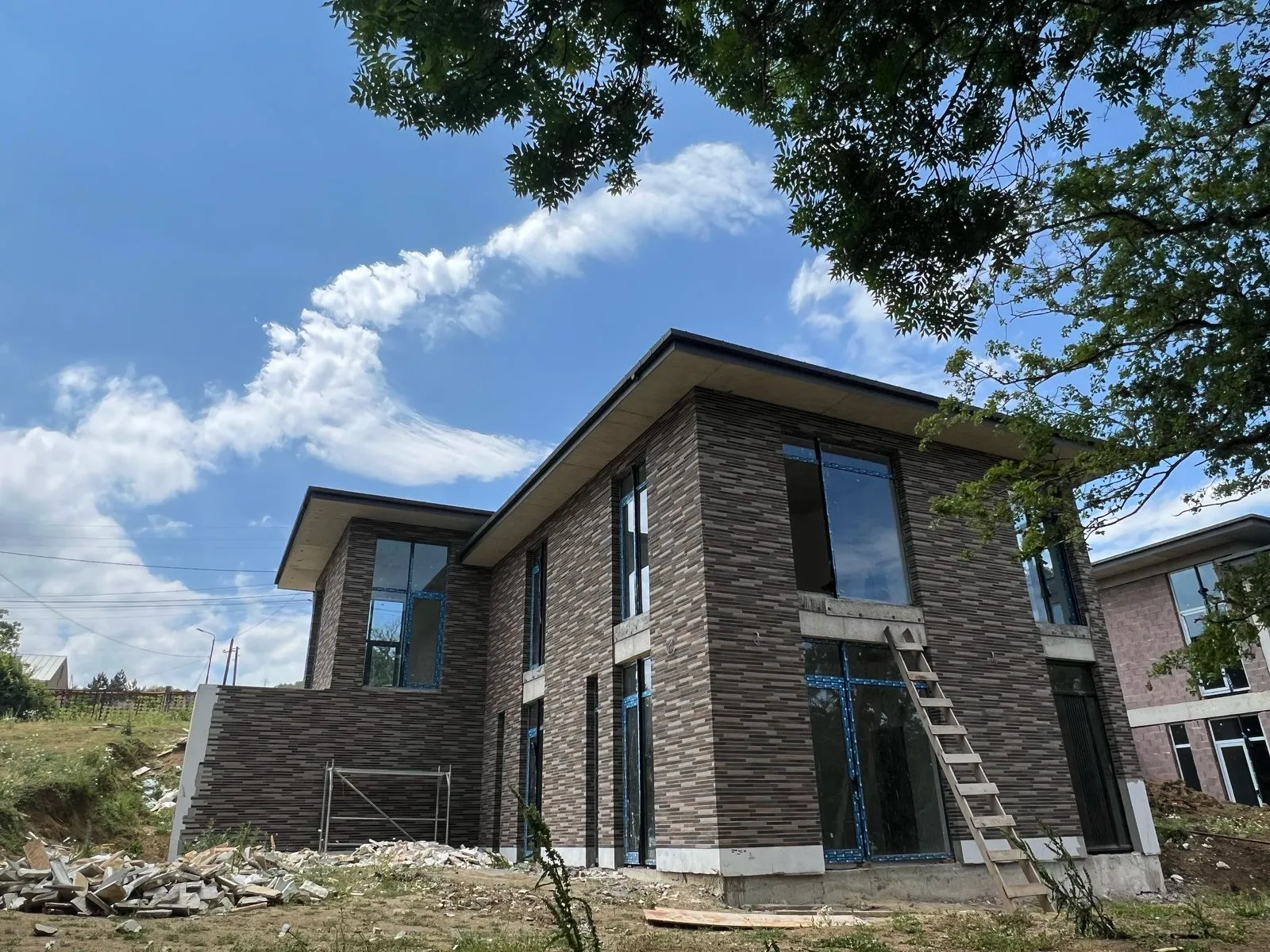 Ubani Kiketi - postęp budowy domów w górskiej scenerii