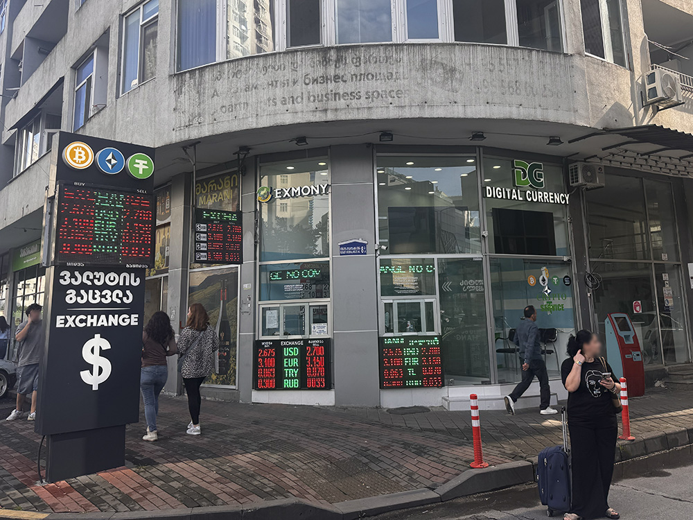 Nowoczesne i bezpieczne biuro kantoru krypto w Tbilisi.