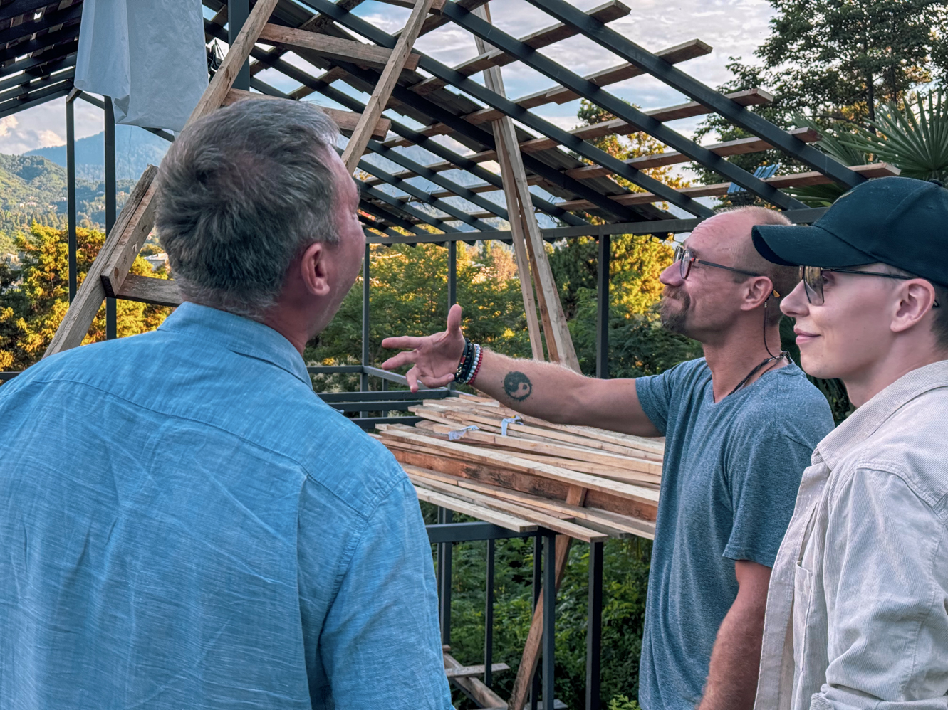 Zespół Home to Hide przy jednym z realizowanych projektów