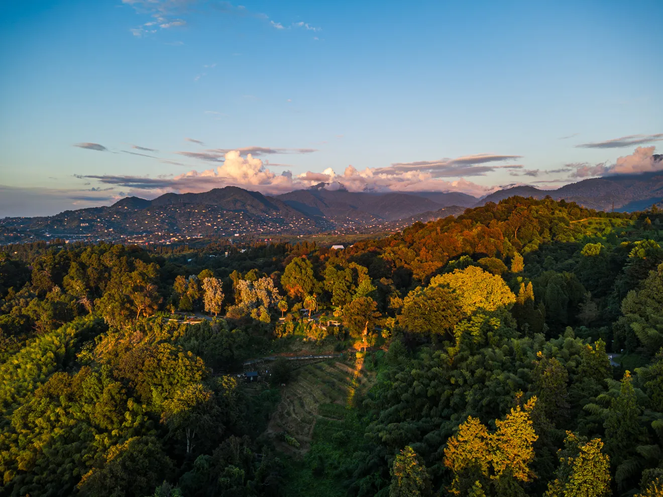 Widok na góry z tarasu domu w Tsikhisdziri