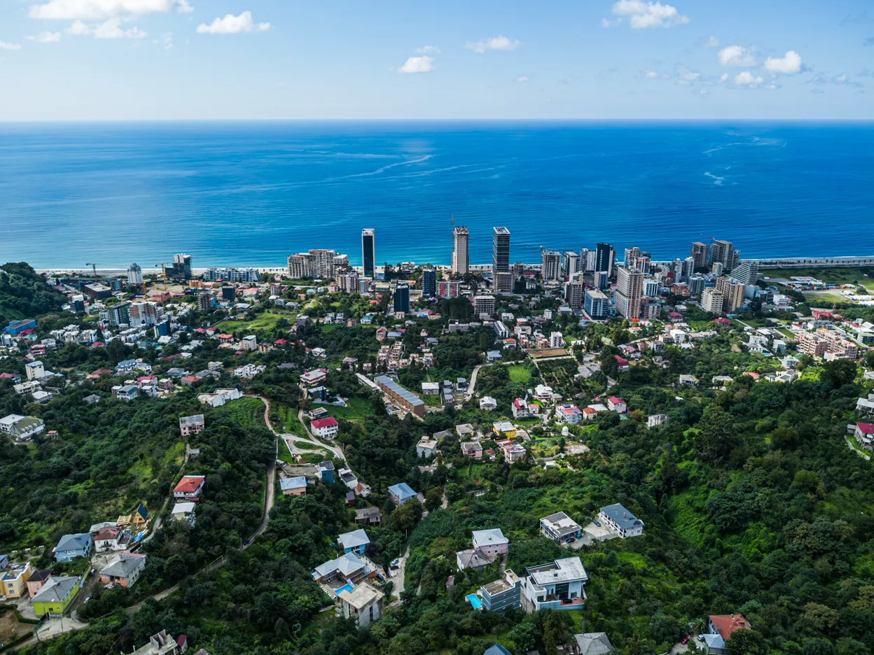 Gruzińska i rosyjska flaga symbolizujące geopolityczne napięcia