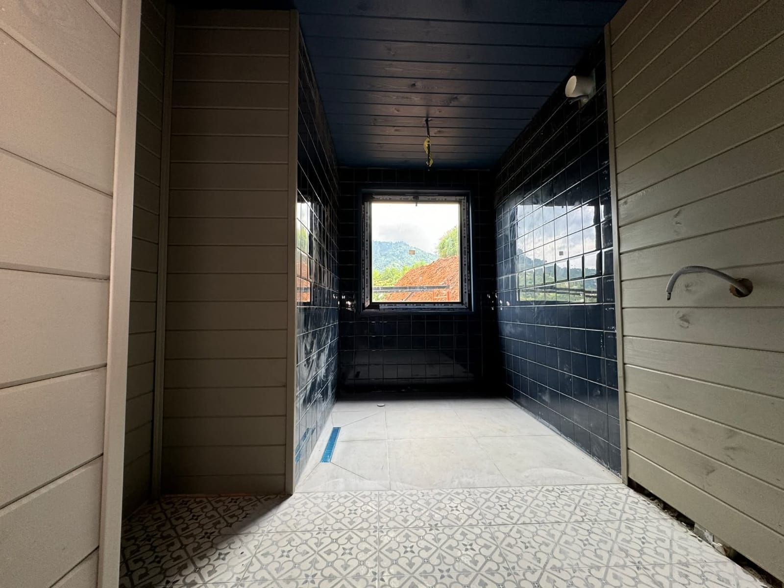 Dachi Chaisubani - nowoczesne wnętrze z wysokimi sufitami