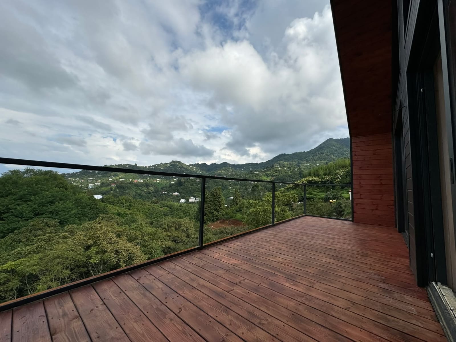 Dachi Chaisubani - widok z balkonu na góry i morze