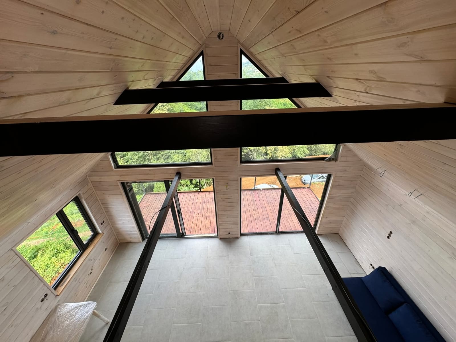 Dachi Chaisubani - przytulne wnętrze z ekologicznymi materiałami