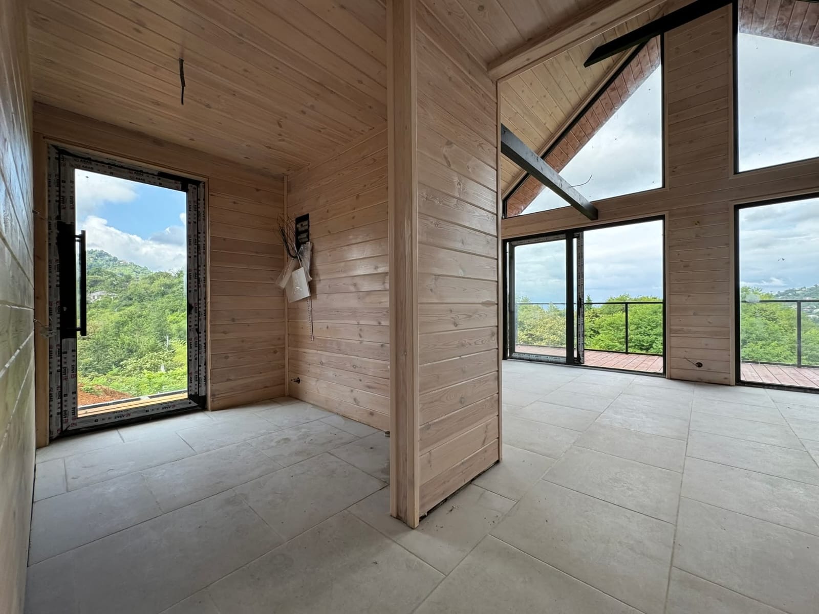 Dachi Chaisubani - nowoczesna kuchnia z panoramicznymi oknami