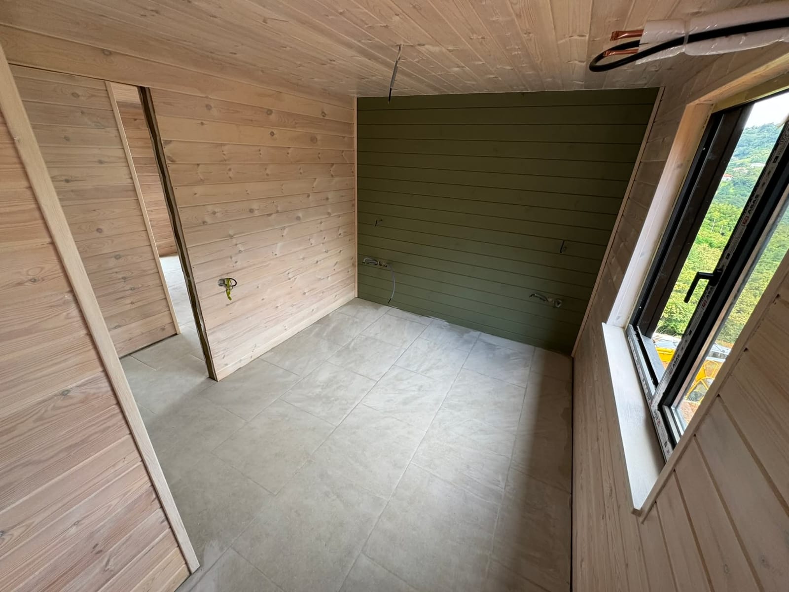 Dachi Chaisubani - przestronny salon z otwartym planem