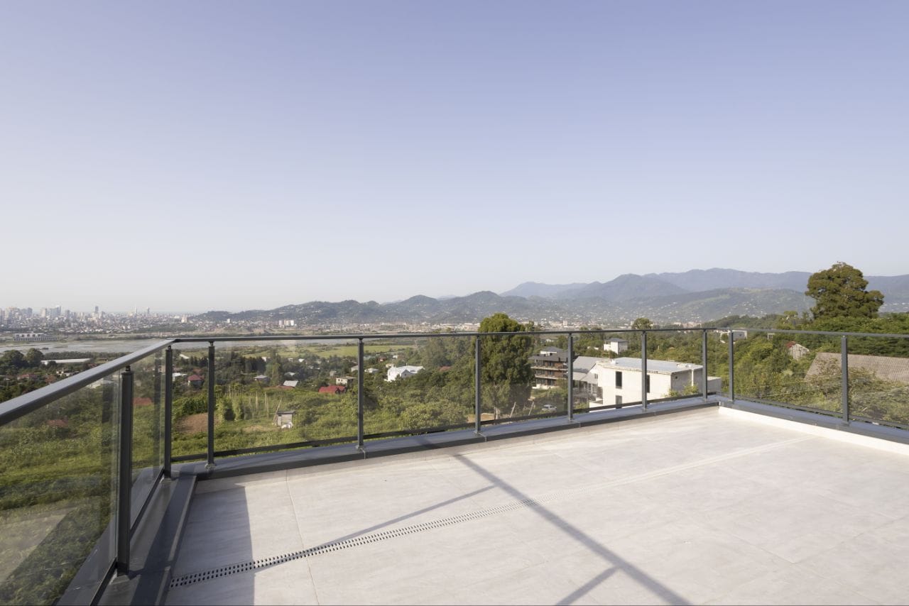 Hill Village - widok z tarasu z panoramą na góry i morze