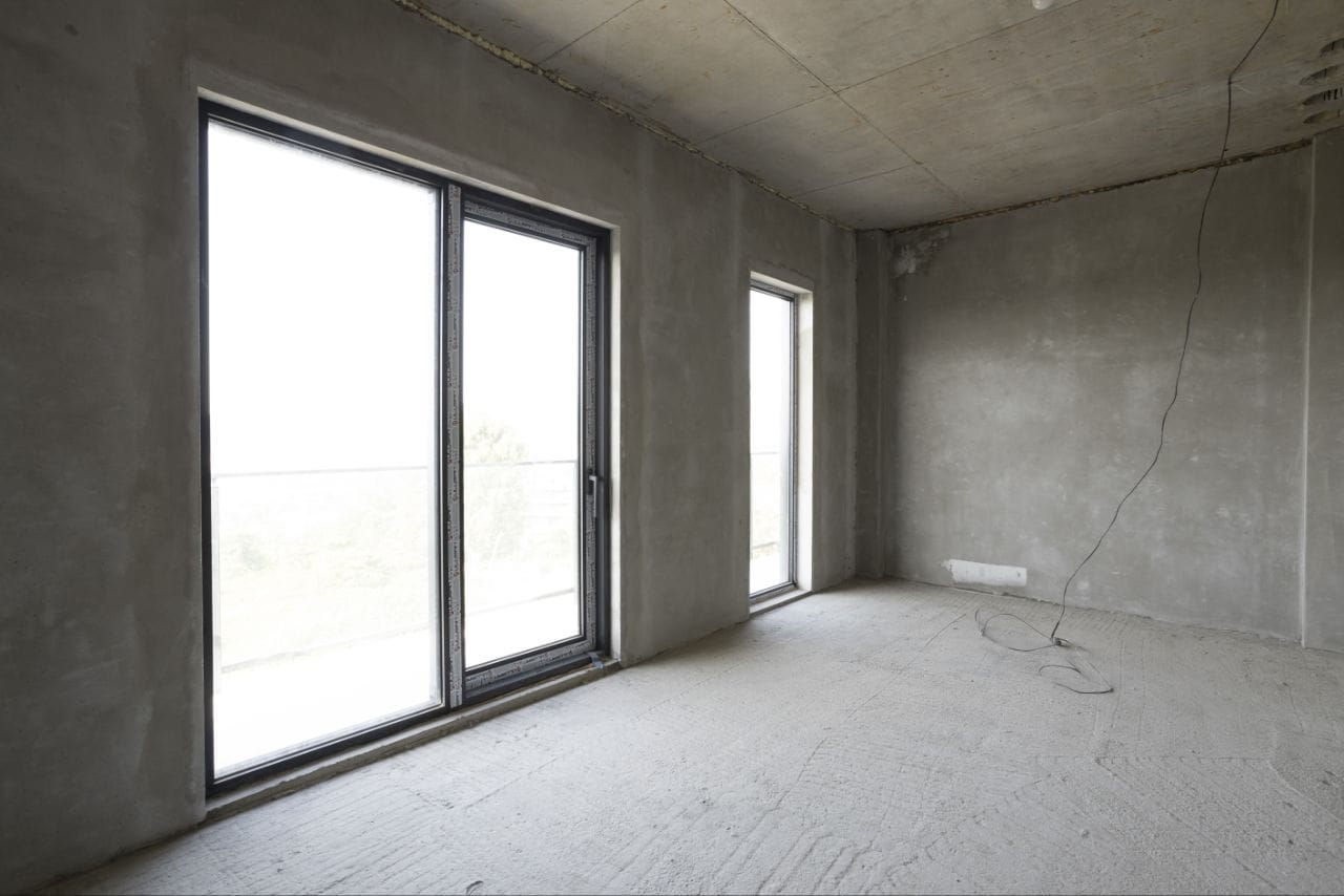 Hill Village - przestronny pokój dzienny w budowie