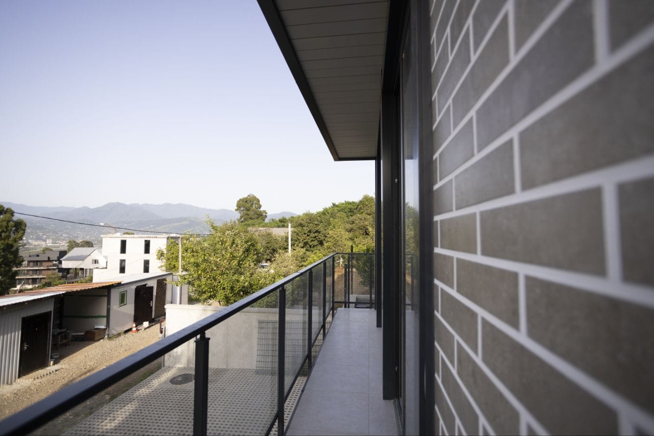 Hill Village - balkon z widokiem na krajobraz