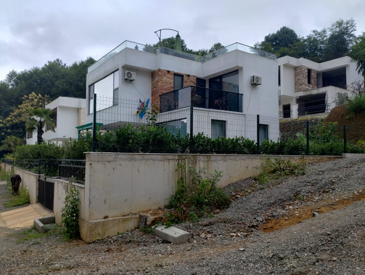 Belvedere Villas - widok na kompleks i góry