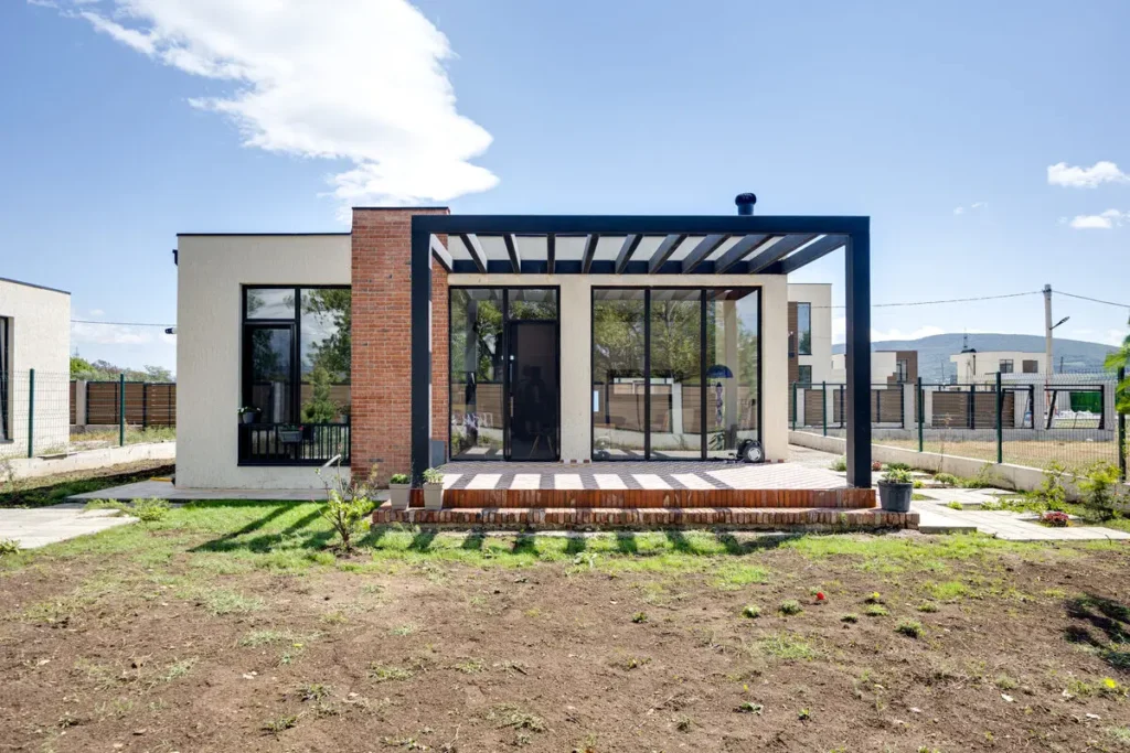 Gotowa willa Villa Vista - nowoczesna bryła z pergolą, przeszkleniami i prywatnym ogrodem