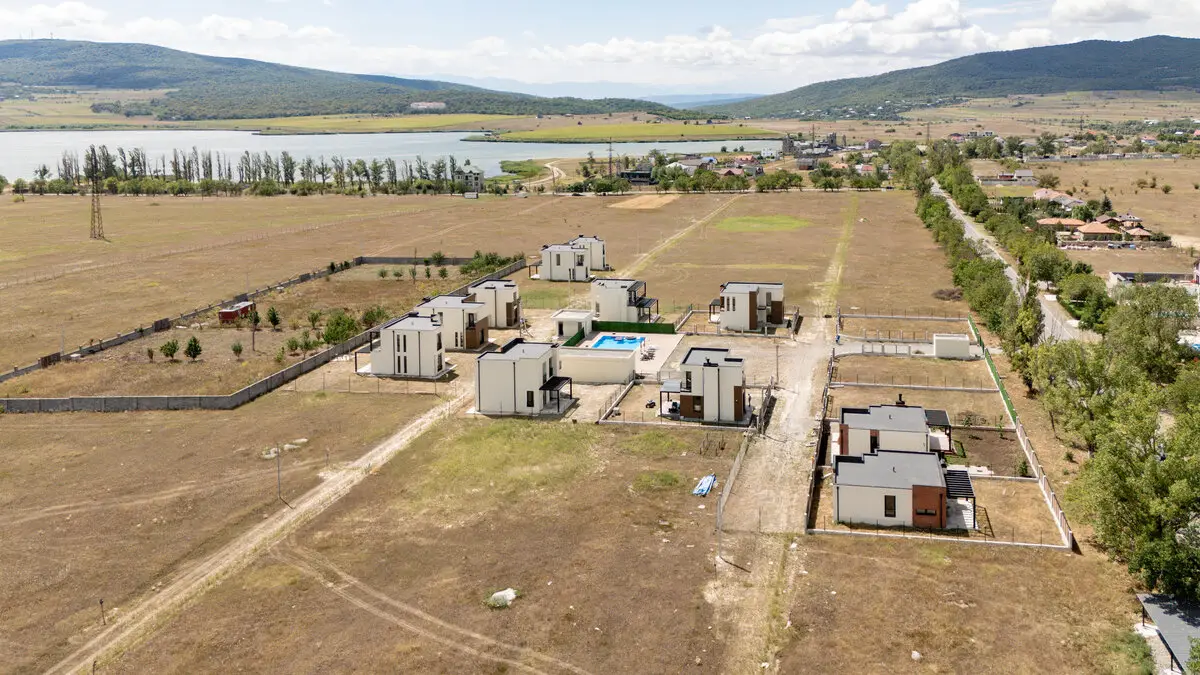 Villa Vista - panoramiczny widok z drona na osiedle, Jezioro Bazaleti i góry Kaukazu