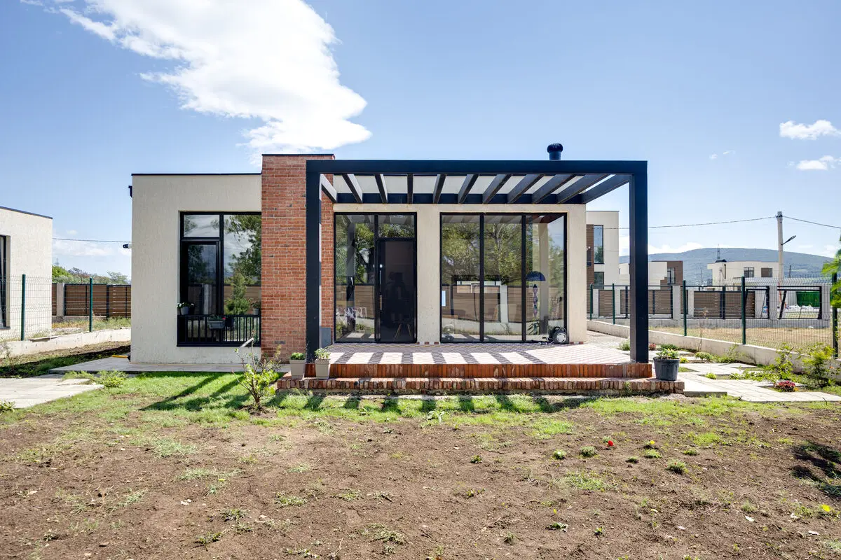 Villa Vista - gotowa willa z pergolą i przeszkleniami