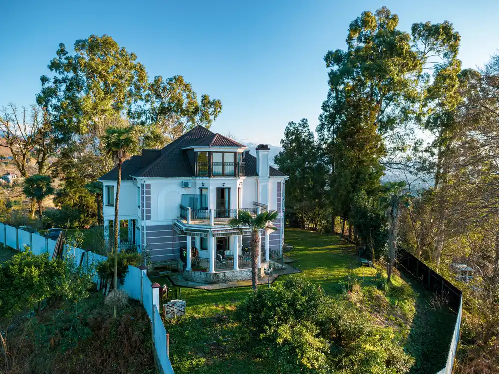 Villa Tsikhisdziri - front domu z ogrodem