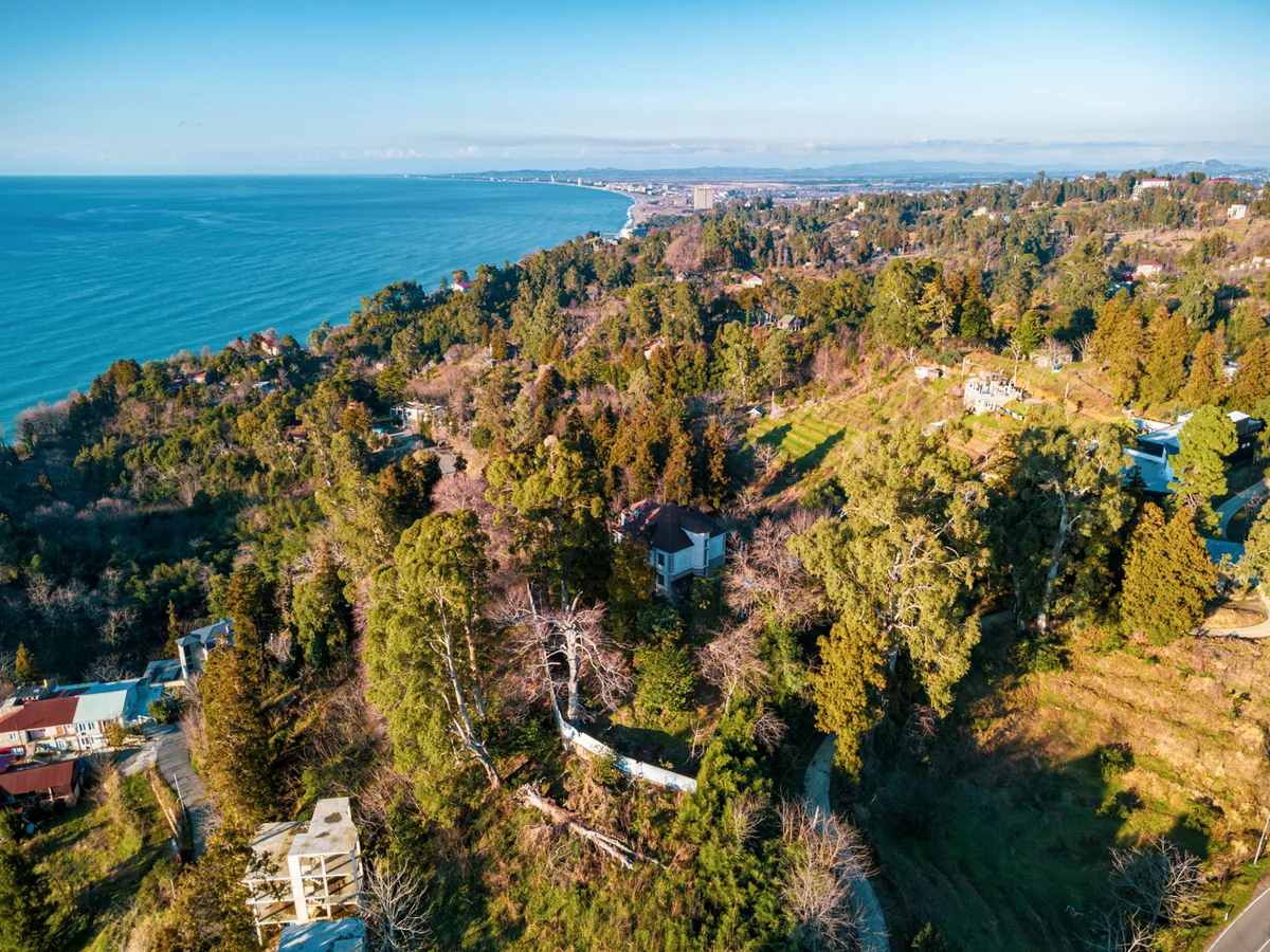 Villa Tsikhisdziri - widok od parku krajobrazowego na Morze Czarne