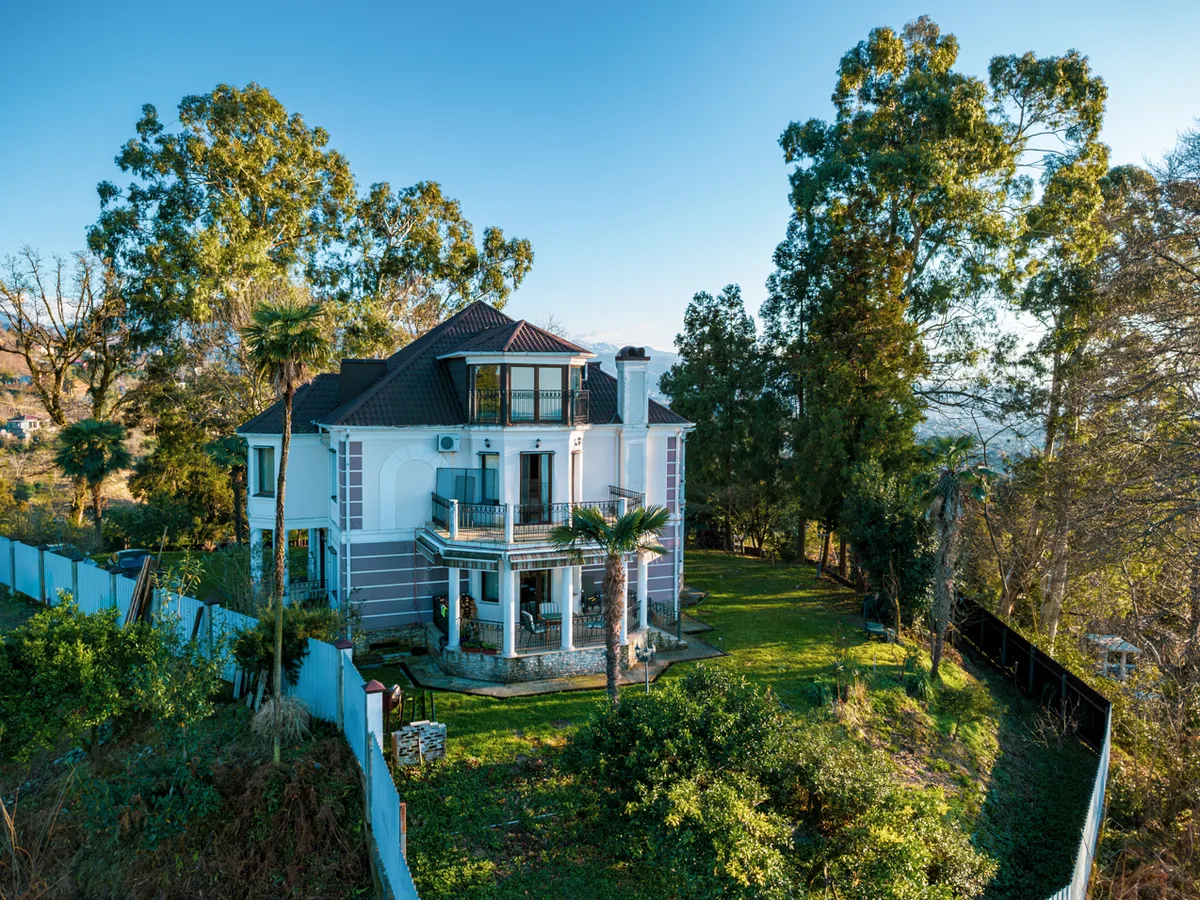 Villa Tsikhisdziri - front domu z ogrodem