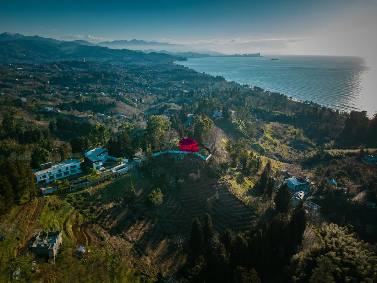 Villa Tsikhisdziri - szerokie ujęcie z zaznaczeniem nieruchomości