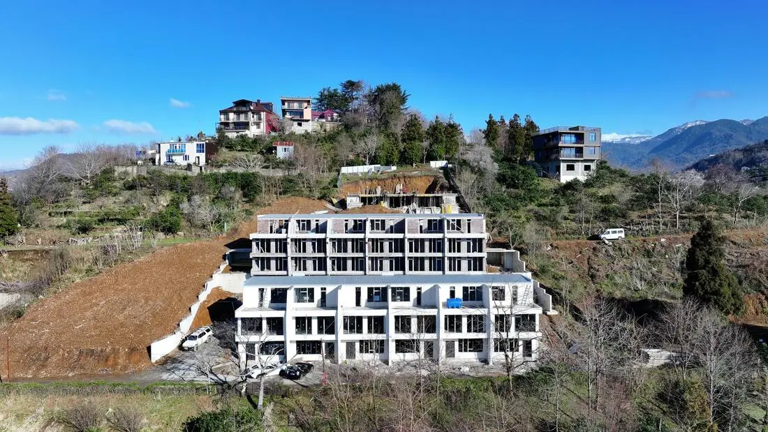 RA VILLAS Salibauri — frontalne ujęcie z drona placu budowy w Adżarii