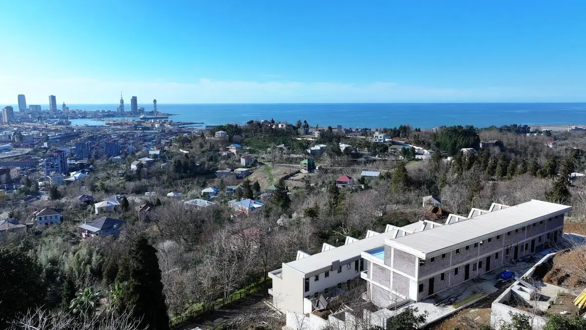RA VILLAS Salibauri — panoramiczny widok z drona na Batumi i Morze Czarne z tarasu willi premium